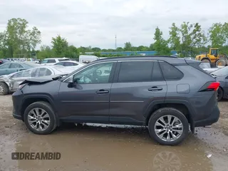 2024 Toyota RAV4 XLE Premium z VIN 2T3A1RFV9RC411142, wystawiony jako IAAI lot #42319590 z przebiegiem 18 585 mil mil oraz . Historia ofert i sprzedaży dostępna na DreamBid. Obrazek 14.