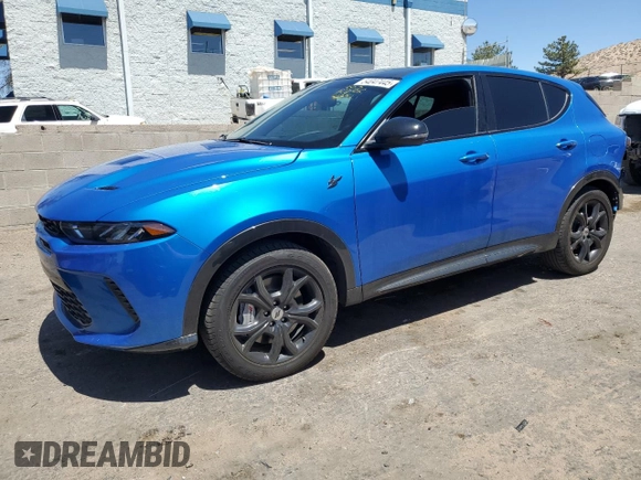 2024 Dodge Hornet R/T Plus z VIN ZACPDFDW2R3A25095, wystawiony jako Copart lot #54047445 z przebiegiem 5 090 mil mil oraz Szkoda całkowita • Salvage title. Historia ofert i sprzedaży dostępna na DreamBid. Obrazek 1.