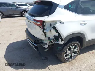 2021 Kia Seltos EX z VIN KNDERCAA4M7165986, wystawiony jako IAAI lot #41815940 z przebiegiem 61 615 mil mil oraz . Historia ofert i sprzedaży dostępna na DreamBid. Obrazek 6.