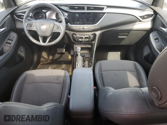 2021 Buick Encore GX Select z VIN KL4MMDSL1MB080983, wystawiony jako Copart lot #57167195 z przebiegiem Nie podano mil oraz Szkoda całkowita • Salvage title. Historia ofert i sprzedaży dostępna na DreamBid. Obrazek 8.