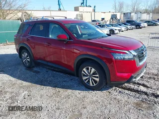 2023 Nissan Pathfinder SL z VIN 5N1DR3CC6PC233741, wystawiony jako IAAI lot #41831358 z przebiegiem 31 920 mil mil oraz . Historia ofert i sprzedaży dostępna na DreamBid. Obrazek 1.