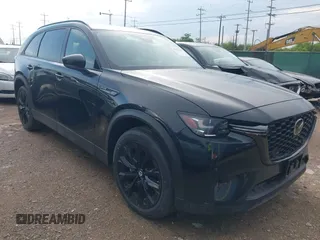 2025 Mazda CX-90 Premium Sport z VIN JM3KKCHDXS1215255, wystawiony jako IAAI lot #42345182 z przebiegiem 657 mil mil oraz . Historia ofert i sprzedaży dostępna na DreamBid. Obrazek 1.