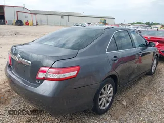2011 Toyota Camry LE z VIN 4T1BF3EK0BU189369, wystawiony jako IAAI lot #42210101 z przebiegiem 207 679 mil mil oraz . Historia ofert i sprzedaży dostępna na DreamBid. Obrazek 4.