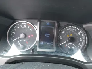 2020 Toyota Tacoma SR5 z VIN 3TMAZ5CN8LM138501, wystawiony jako IAAI lot #42321412 z przebiegiem 81 806 mil mil oraz . Historia ofert i sprzedaży dostępna na DreamBid. Obrazek 7.