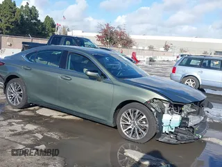 2021 Lexus ES 250 z VIN 58AD11D13MU004425, wystawiony jako IAAI lot #41180869 z przebiegiem 71 435 mil mil oraz . Historia ofert i sprzedaży dostępna na DreamBid. Obrazek 1.