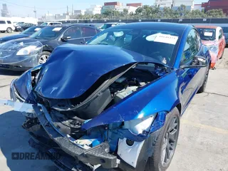 2025 Tesla Model 3 Long Range z VIN 5YJ3E1EB9SF886175, wystawiony jako IAAI lot #41648473 z przebiegiem 395 mil mil oraz . Historia ofert i sprzedaży dostępna na DreamBid. Obrazek 6.