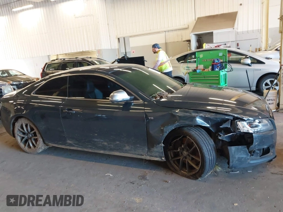 2009 Audi S5 z VIN WAURV78T29A028113, wystawiony jako IAAI lot #41677413 z przebiegiem 138 434 mil mil oraz . Historia ofert i sprzedaży dostępna na DreamBid. Obrazek 13.