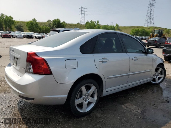 2008 Volvo S40 2.4L z VIN YV1MS390682382013, wystawiony jako Copart lot #58504335 z przebiegiem 93 187 mil mil oraz Szkoda całkowita • Salvage title. Historia ofert i sprzedaży dostępna na DreamBid. Obrazek 3.