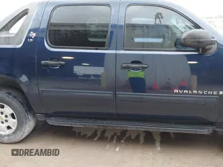 2009 Chevrolet Avalanche LTZ z VIN 3GNEC120X9G196285, wystawiony jako IAAI lot #42330652 z przebiegiem 255 085 mil mil oraz . Historia ofert i sprzedaży dostępna na DreamBid. Obrazek 6.