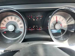 2012 Ford Mustang Premium z VIN 1ZVBP8AM4C5284032, wystawiony jako Copart lot #62140355 z przebiegiem 176 640 mil mil oraz Szkoda całkowita • Salvage title. Historia ofert i sprzedaży dostępna na DreamBid. Obrazek 9.
