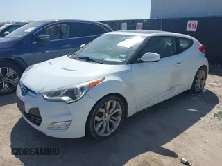 2013 Hyundai Veloster w/Black Int z VIN KMHTC6AD6DU107198, wystawiony jako IAAI lot #41983969 z przebiegiem 164 819 mil mil oraz . Historia ofert i sprzedaży dostępna na DreamBid. Obrazek 6.
