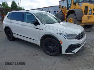 2022 Volkswagen Tiguan SE R-Line Black z VIN 3VVCB7AX3NM009759, wystawiony jako IAAI lot #39075158 z przebiegiem 51 572 mil mil oraz . Historia ofert i sprzedaży dostępna na DreamBid. Obrazek 1.