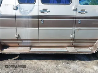 1988 Chevrolet Chevy Van z VIN 1GBEG25K8J7123095, wystawiony jako IAAI lot #42355125 z przebiegiem 92 496 mil mil oraz . Historia ofert i sprzedaży dostępna na DreamBid. Obrazek 17.