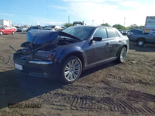 2011 Chrysler 300 Limited z VIN 2C3CA5CG3BH573543, wystawiony jako IAAI lot #41862364 z przebiegiem 165 573 mil mil oraz . Historia ofert i sprzedaży dostępna na DreamBid. Obrazek 18.