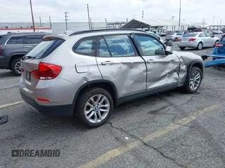 2015 BMW X1 xDrive28i z VIN WBAVL1C55FVY41749, wystawiony jako IAAI lot #42140979 z przebiegiem 120 953 mil mil oraz . Historia ofert i sprzedaży dostępna na DreamBid. Obrazek 4.