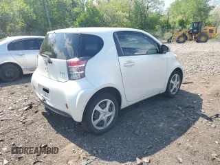 2012 Scion iQ z VIN JTNJJXB07CJ021400, wystawiony jako Copart lot #55720055 z przebiegiem 129 602 mil mil oraz Czysty tytuł • Clean title. Historia ofert i sprzedaży dostępna na DreamBid. Obrazek 3.