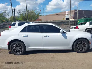 2015 Chrysler 300 S z VIN 2C3CCAGG6FH736320, wystawiony jako IAAI lot #42270198 z przebiegiem 131 549 mil mil oraz . Historia ofert i sprzedaży dostępna na DreamBid. Obrazek 13.