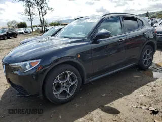 2018 Alfa Romeo Stelvio Sport z VIN ZASFAKPN0J7B77572, wystawiony jako Copart lot #49615575 z przebiegiem 60 640 mil mil oraz Szkody całkowita. Historia ofert i sprzedaży dostępna na DreamBid. Obrazek 1.