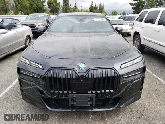 2023 BMW 7 Series 740i z VIN WBA23EH06PCL98645, wystawiony jako Copart lot #53717653 z przebiegiem Nie podano mil oraz . Historia ofert i sprzedaży dostępna na DreamBid. Obrazek 5.