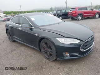 2013 Tesla Model S z VIN 5YJSA1DN2DFP07738, wystawiony jako IAAI lot #42433771 z przebiegiem 71 606 mil mil oraz . Historia ofert i sprzedaży dostępna na DreamBid. Obrazek 1.