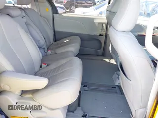 2013 Toyota Sienna XLE AAS z VIN 5TDYK3DC5DS306309, wystawiony jako IAAI lot #42260000 z przebiegiem 82 558 mil mil oraz . Historia ofert i sprzedaży dostępna na DreamBid. Obrazek 8.