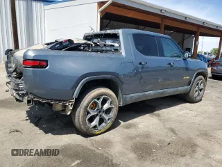 2023 Rivian R1T Adventure z VIN 7FCTGAAA4PN021950, wystawiony jako Copart lot #57800485 z przebiegiem 2 480 mil mil oraz Szkoda całkowita • Salvage title. Historia ofert i sprzedaży dostępna na DreamBid. Obrazek 3.