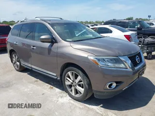 2014 Nissan Pathfinder SV with VIN 5N1AR2MN2EC685941, listed as a IAAI auction lot 42011911 with 200,135 mi miles. Bid and sale history available at carsss.com. Image 1.