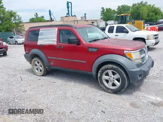 2007 Dodge Nitro SXT z VIN 1D8GT28K37W683408, wystawiony jako IAAI lot #42273045 z przebiegiem 279 799 mil mil oraz . Historia ofert i sprzedaży dostępna na DreamBid. Obrazek 1.