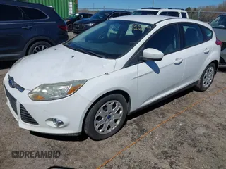 2012 Ford Focus SE z VIN 1FAHP3K25CL122733, wystawiony jako IAAI lot #41836880 z przebiegiem 125 439 mil mil oraz . Historia ofert i sprzedaży dostępna na DreamBid. Obrazek 2.