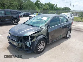 2017 Chevrolet Sonic LT z VIN 1G1JD5SH6H4125266, wystawiony jako IAAI lot #42354200 z przebiegiem 139 344 mil mil oraz . Historia ofert i sprzedaży dostępna na DreamBid. Obrazek 2.