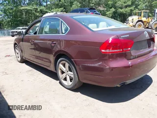 2012 Volkswagen Passat SE z VIN 1VWBP7A30CC107216, wystawiony jako IAAI lot #42545676 z przebiegiem 151 417 mil mil oraz . Historia ofert i sprzedaży dostępna na DreamBid. Obrazek 3.