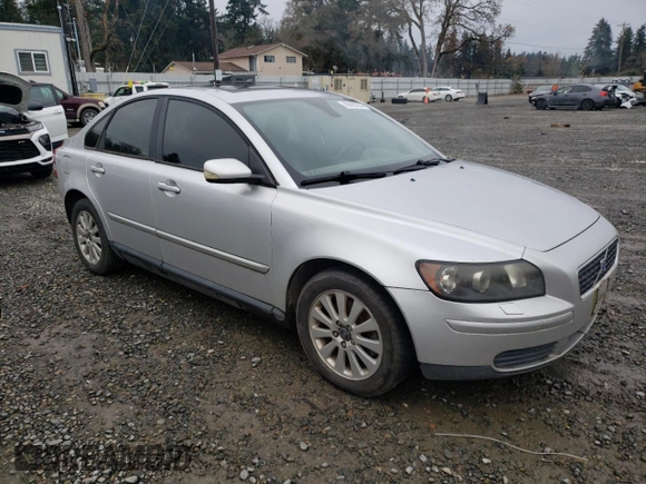 2004 Volvo S40 z VIN YV1MS382242015462, wystawiony jako Copart lot #80990264 z przebiegiem 193 137 mil mil oraz Czysty tytuł • Clean title. Historia ofert i sprzedaży dostępna na DreamBid. Obrazek 4.