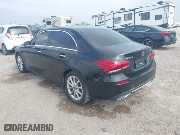 2021 Mercedes-Benz A 220 z VIN W1K3G4EB5MJ285990, wystawiony jako IAAI lot #41924555 z przebiegiem 45 187 mil mil oraz . Historia ofert i sprzedaży dostępna na DreamBid. Obrazek 3.