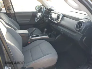 2021 Toyota Tacoma SR z VIN 3TYAX5GN2MT020997, wystawiony jako IAAI lot #40991578 z przebiegiem 81 509 mil mil oraz . Historia ofert i sprzedaży dostępna na DreamBid. Obrazek 5.