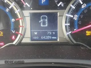 2019 Toyota 4Runner SR5 с VIN JTEBU5JR0K5664825, выставлен на аукционе IAAI как лот 42104780 с пробегом 64 209 миль миль и . История ставок и продаж доступна на DreamBid. Изображение 16.