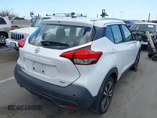 2020 Nissan Kicks SV z VIN 3N1CP5CV3LL483605, wystawiony jako IAAI lot #42261522 z przebiegiem 53 381 mil mil oraz . Historia ofert i sprzedaży dostępna na DreamBid. Obrazek 4.