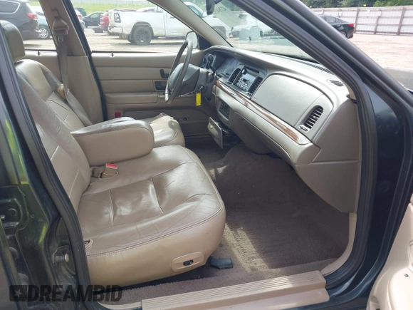 2003 Ford Crown Victoria LX z VIN 2FAFP74WX3X184730, wystawiony jako IAAI lot #42264132 z przebiegiem 297 561 mil mil oraz . Historia ofert i sprzedaży dostępna na DreamBid. Obrazek 5.