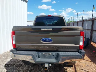 2017 Ford F-250 Lariat z VIN 1FT7W2BTXHEB51281, wystawiony jako IAAI lot #42094810 z przebiegiem 120 633 mil mil oraz . Historia ofert i sprzedaży dostępna na DreamBid. Obrazek 16.