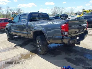2018 Toyota Tacoma SR5 z VIN 3TMDZ5BN0JM051283, wystawiony jako IAAI lot #42008928 z przebiegiem 106 155 mil mil oraz . Historia ofert i sprzedaży dostępna na DreamBid. Obrazek 3.