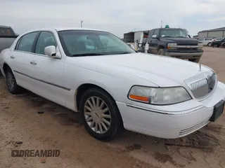 2003 Lincoln Town Car Executive z VIN 1LNHM81W93Y629010, wystawiony jako IAAI lot #41701635 z przebiegiem 247 049 mil mil oraz . Historia ofert i sprzedaży dostępna na DreamBid. Obrazek 1.