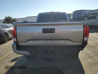 2017 Toyota Tacoma SR5 z VIN 5TFRZ5CNXHX028456, wystawiony jako Copart lot #84039894 z przebiegiem 30 670 mil mil oraz Szkoda całkowita • Salvage title. Historia ofert i sprzedaży dostępna na DreamBid. Obrazek 6.