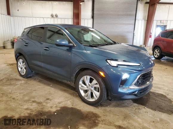 2024 Buick Encore GX Preferred z VIN KL4AMBSL8RB165849, wystawiony jako Copart lot #51898295 z przebiegiem 8 750 mil mil oraz Nie do naprawy • Non repairable. Historia ofert i sprzedaży dostępna na DreamBid. Obrazek 4.