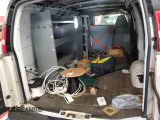 2008 Chevrolet Express Cargo z VIN 1GCFG15X081227437, wystawiony jako IAAI lot #42521022 z przebiegiem 81 379 mil mil oraz . Historia ofert i sprzedaży dostępna na DreamBid. Obrazek 10.