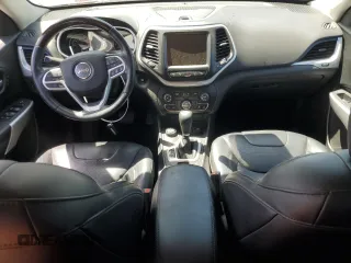 2017 Jeep Cherokee Overland z VIN 1C4PJMJS1HW588812, wystawiony jako Copart lot #58182885 z przebiegiem 77 794 mil mil oraz Szkoda całkowita • Salvage title. Historia ofert i sprzedaży dostępna na DreamBid. Obrazek 8.