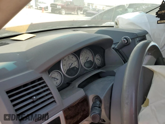 2010 Chrysler Town & Country Touring z VIN 2A4RR5D12AR492111, wystawiony jako Copart lot #58997205 z przebiegiem Nie podano mil oraz Szkoda całkowita • Salvage title. Historia ofert i sprzedaży dostępna na DreamBid. Obrazek 9.