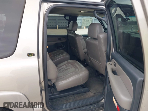 2000 Chevrolet Suburban LT with VIN 3GNFK16T6YG225016, listed as a IAAI auction lot 41702840 with 271,832 mi miles. Bid and sale history available at carsss.com. Image 8.