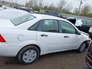 2007 Ford Focus S z VIN 1FAHP34N07W260725, wystawiony jako IAAI lot #42004694 z przebiegiem 84 923 mil mil oraz . Historia ofert i sprzedaży dostępna na DreamBid. Obrazek 13.
