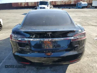 2019 Tesla Model S 75D z VIN 5YJSA1E25KF299740, wystawiony jako Copart lot #49355485 z przebiegiem 140 385 mil mil oraz Szkoda całkowita • Salvage title. Historia ofert i sprzedaży dostępna na DreamBid. Obrazek 6.
