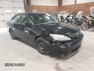 2005 Toyota Camry STD z VIN 4T1BE32KX5U054671, wystawiony jako IAAI lot #42472915 z przebiegiem 246 106 mil mil oraz . Historia ofert i sprzedaży dostępna na DreamBid. Obrazek 1.