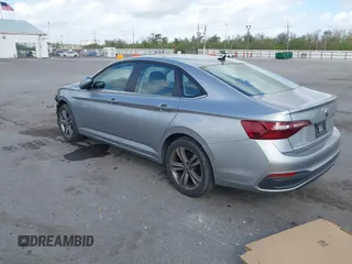 2023 Volkswagen Jetta SE z VIN 3VW7M7BU2PM056005, wystawiony jako IAAI lot #41768826 z przebiegiem 33 838 mil mil oraz . Historia ofert i sprzedaży dostępna na DreamBid. Obrazek 3.
